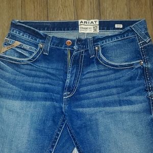 Ariat M5  StraightLeg  Med Wash Jeans Sz 33x30  Whiskered Denim w/Leather Accent
